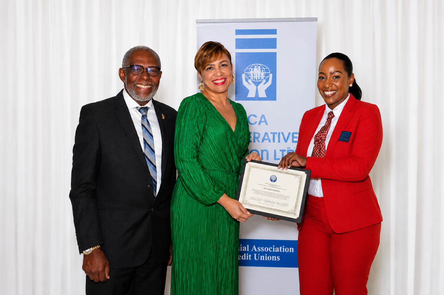 Julissa Castillo junto a Melvin Edwards, Director del Programa CaribDE, en Montego Bay, Jamaica